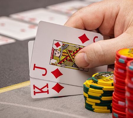 Chia bài poker đúng luật: Cách chia poker minh bạch và công bằng